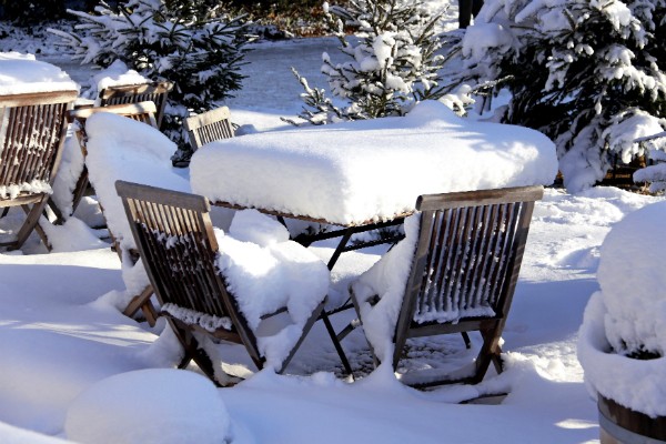 Gartenmöbel aus Teakholz im Schnee