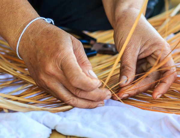 Herstellung eines Rattanmusters durch echte Handarbeit