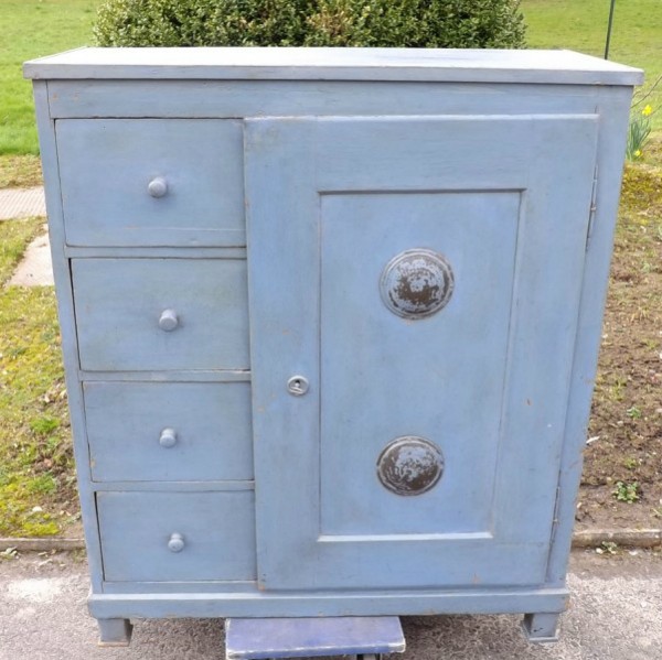 Antiker Brotschrank aus Weichholz in Shabby-Blau