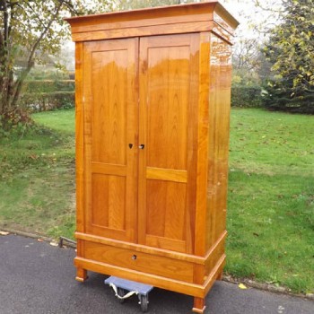 Kirschbaum Garderobenschrank | Epoche: Biedermeier Kirschbaum Garderobenschrank Epoche Biedermeier
