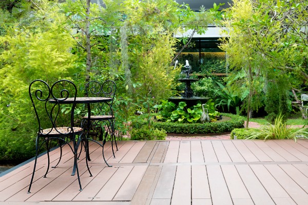 Eine schöne Terrasse, angrenzend an einen schönen Garten