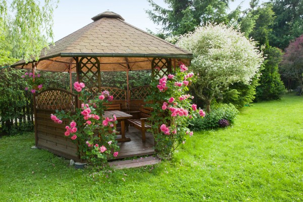 Gartenpavillon mit Rosen