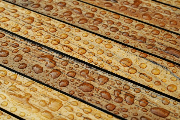 Nasses Holz mit perlenden Wassertropfen Nasses Holz mit perlenden Wassertropfen