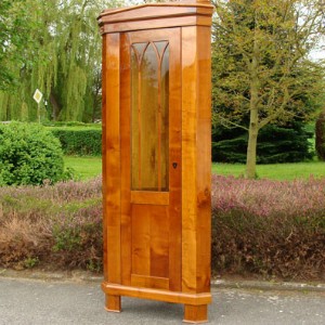 biedermeier-eckvitrine-kirschholz