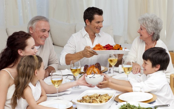 Beim gemeinsamen Essen entsteht ein angenehmes Ambiente für alle Familienmitglieder