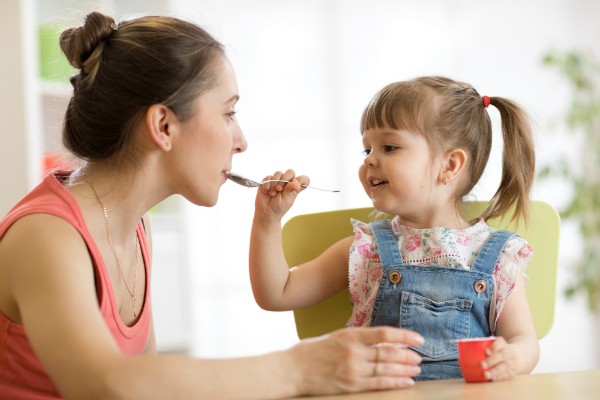 Kinder lernen beim gemeinsamen Essen