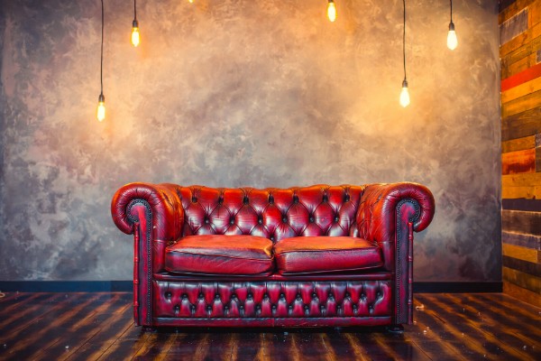 Rotes Vintage Sofa mit Lampen