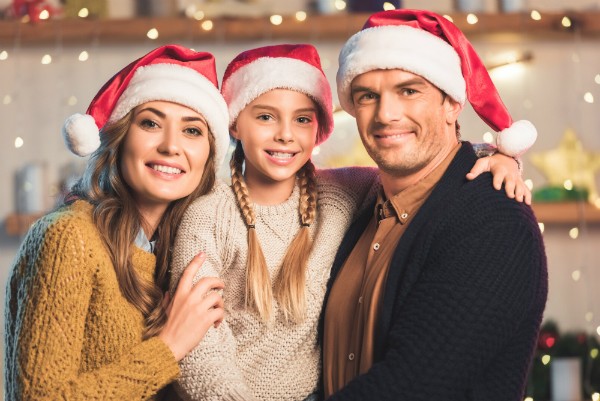 Glueckliche Familie an Weihnachten