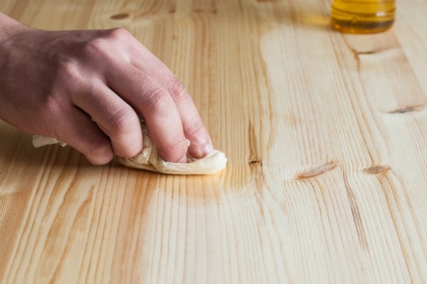 Leinöl ist zum Ölen geeignet