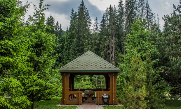 Ein Pavillon aus Holz mitten in der schönen Natur