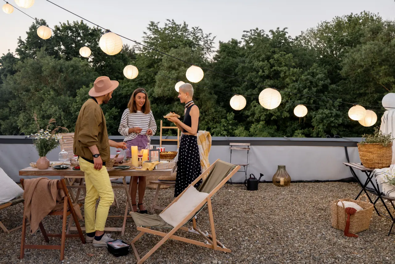 Lichterketten und Windlichter tauchen die Terrasse in ein Wohlfühlambiente. Deko und Beleuchtung für das Wohlfühlambiente auf der Terrasse
