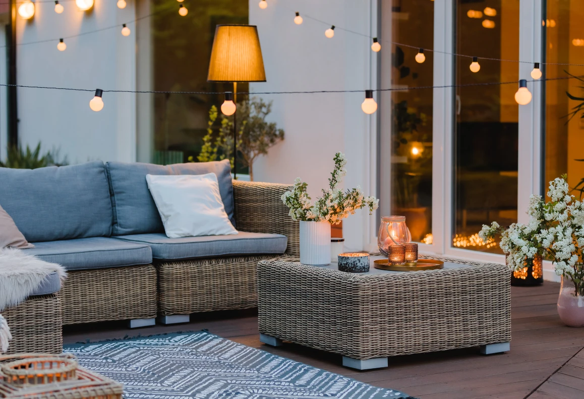 Balkonmöbel aus Polyrattan sind witterungsbeständig und wasserfest. Gartenmöbel aus Polyrattan mit Kissen und Lichterketten