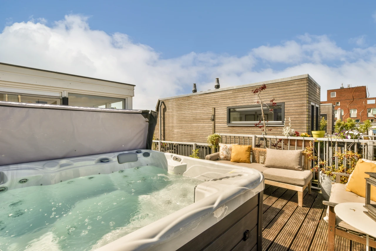Luxus pur: Whirlpool auf dem Dach – holen Sie Ihr Wellnessprogramm nach Hause. Luxus-Terrasse mit Whirlpool auf dem Dach