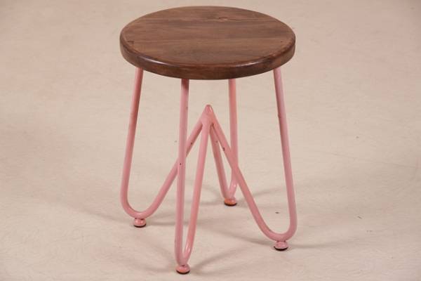 hocker-im-industrie-look-mit-massivholzplatte-in-pink-moebel-im-industriedesign