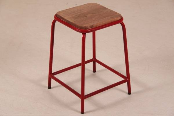 hocker-im-industrie-look-mit-massivholzplatte-in-rot-moebel-im-industriedesign