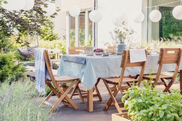 stuehle-holz-aussenbereich-garten-klappstuhl-oder-stapelstuhl