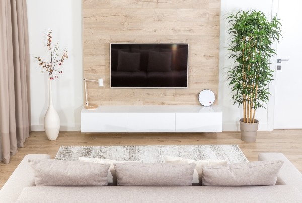 Kreative Leuchten lassen sich in einer klar strukturierten Einrichtung ideal als Blickfang einsetzen wohnzimmer-klar-strukturiert-kreative-leuchten