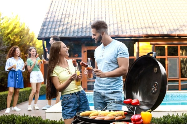 Sitzecke und Grillplatz fuer entspannte Sommerabende poolbereich-gestalten