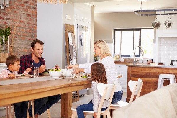 Familie am Esstisch esszimmertisch-aus-holz