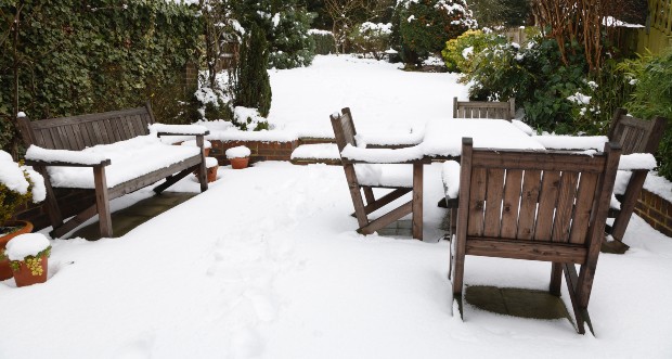 Gartenmöbel aus Teak überwintern im Schnee