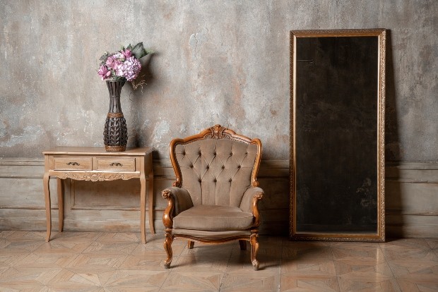 Möbel im Stil der Gründerzeit: Tisch, Sessel und Spiegel 