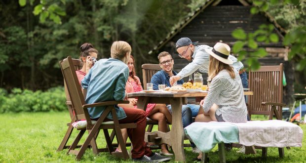 Party im Friene - Gartengruppe aus Teakholz