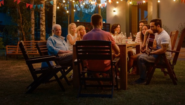 Holzmöbel im Garten garantieren eine gemütliche Atmosphäre Gartenparty mit Gartengruppe aus Teakholz