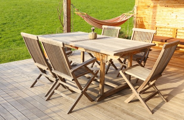 Teakmöbel sind schick und wetterresistent - eine perfekte Mischung für den Garten Teakmöbel Ensemble im Garten