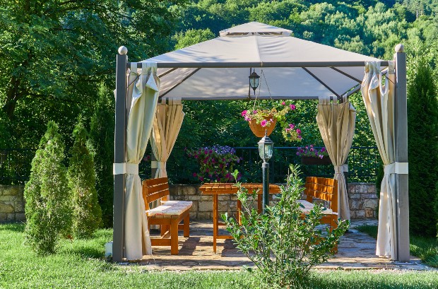 Gartenpavillon - Gartenpavillon gestalten mit Holzmöbeln