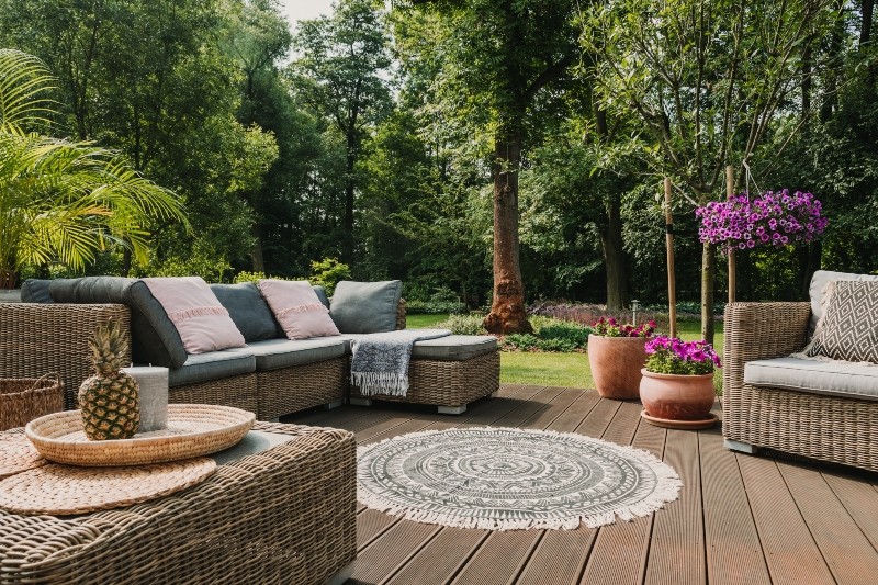 idyllische-holzterrasse Landhausterrasse gestalten