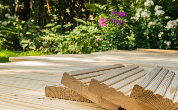 Bei Terrassendielen ist das wichtigste Kriterium: Trittsicherheit Terrassendielen aus hellem Holz werden neu verlegt