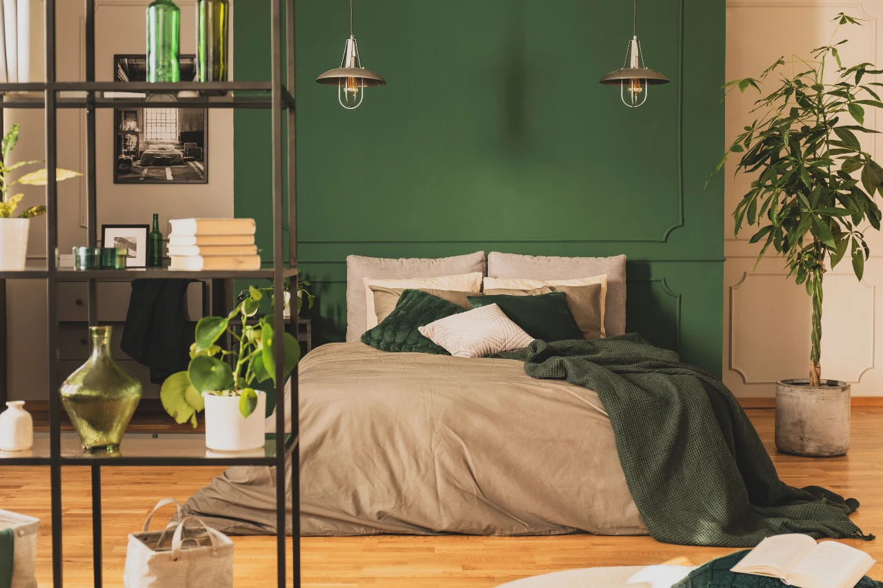 Regal aus Metall als Raumteiler im Schlafzimmer stilvoll platziert. Regal aus Metall als Raumteiler im Schlafzimmer stilvoll platziert