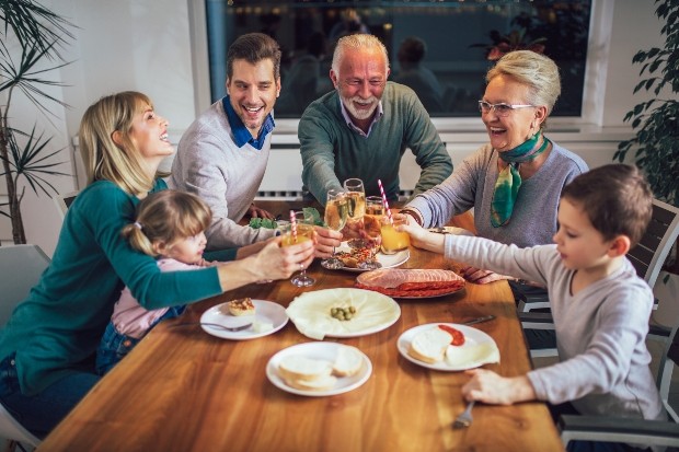 Familie an einem Holztisch