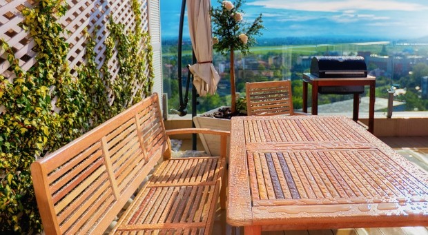 Gartentisch mit Gartenbank nach einem Regenschauer