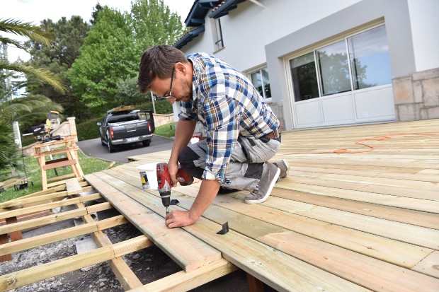 Handwerker baut Holzterrasse