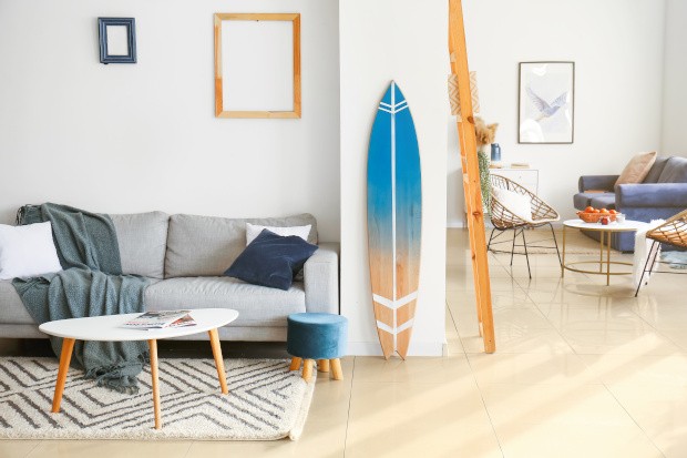 Strandhaus-Stil Einrichtung mit Surfboard 