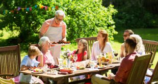 Grillparty mit der Familie - Gartenholztische