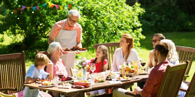 Grillparty mit der Familie - Gartenholztische