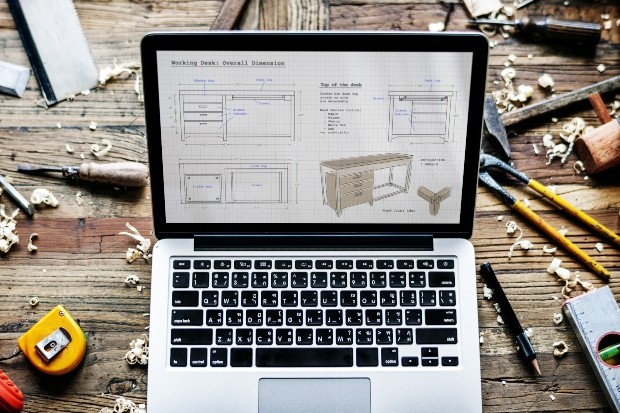 Am Laptop wird ein Schreibtisch entworfen - Schrank nach Maß