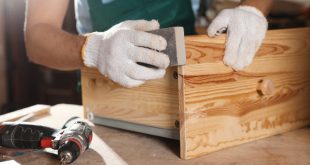 Schreiber bei der Arbeit - Schrank nach Maß