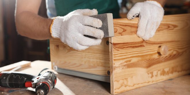 Schreiber bei der Arbeit - Schrank nach Maß