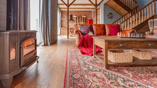 Blick in ein mit hölzernen Böden und Möbeln ausgestattetes Wohnzimmer im britischen Wohnstil
