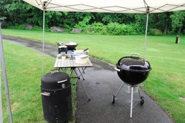 Grillplatz im Garten, vor Regen durch Zelt geschützt