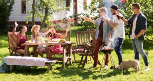 Junge Leute grillen im Garten - Grillplatz im Garten