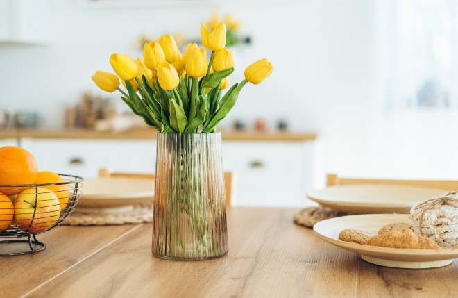Gelbe Tulpen auf Esstisch - Tischdeko für den Esstisch