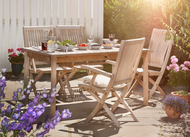 Gartenterrasse mit Holzmöbeln - Terrassen-Gestaltungsmöglichkeiten im Landhausstil