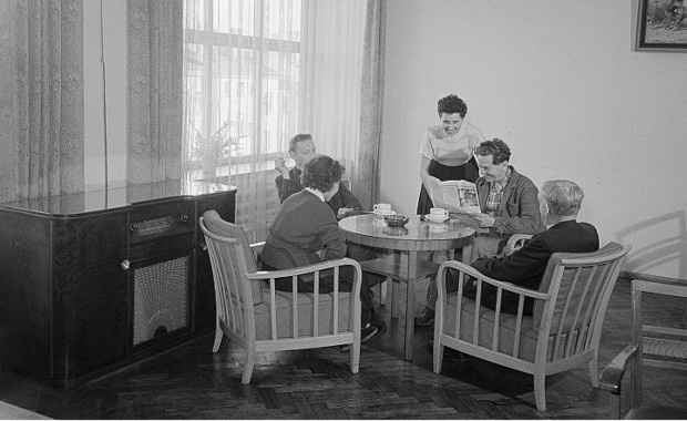 Personen an einem Tisch eines Aufenthaltsraumes, Aufnahme aus den 1950er Jahren
