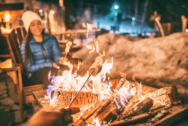 Lagerfeuer im Winter, Marshmallows am Stock