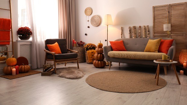 Wohnzimmer, farblich mit Herbstfarben gestaltet