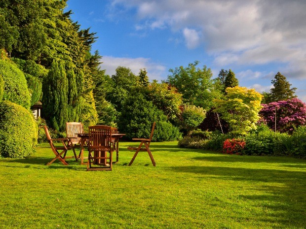 Gartenmöbel in großem Garten - Cottage-Garten anlegen